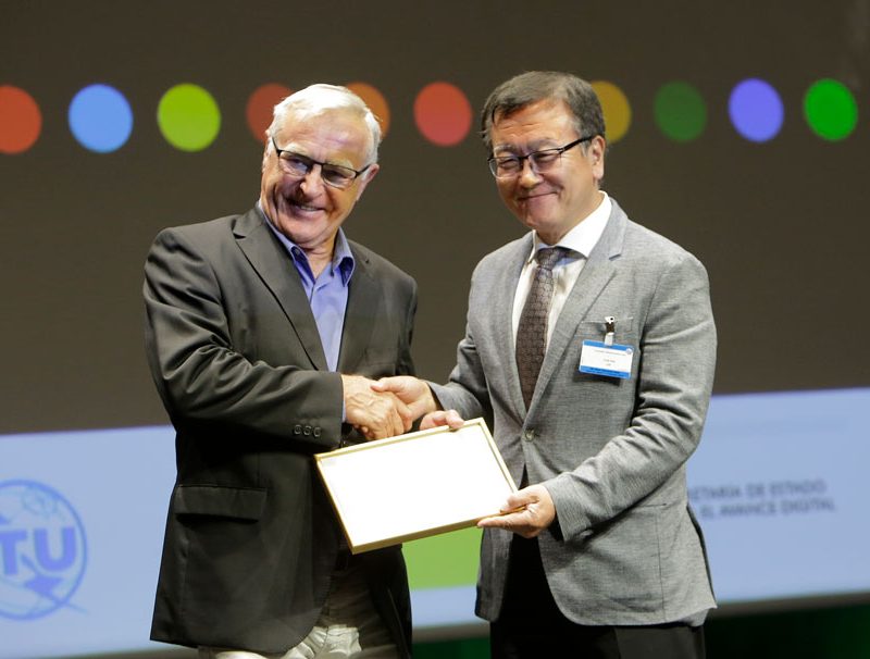 Joan Ribó, alcalde de València, rep el premi de la U4SSC de Chaesub Lee de la ITU