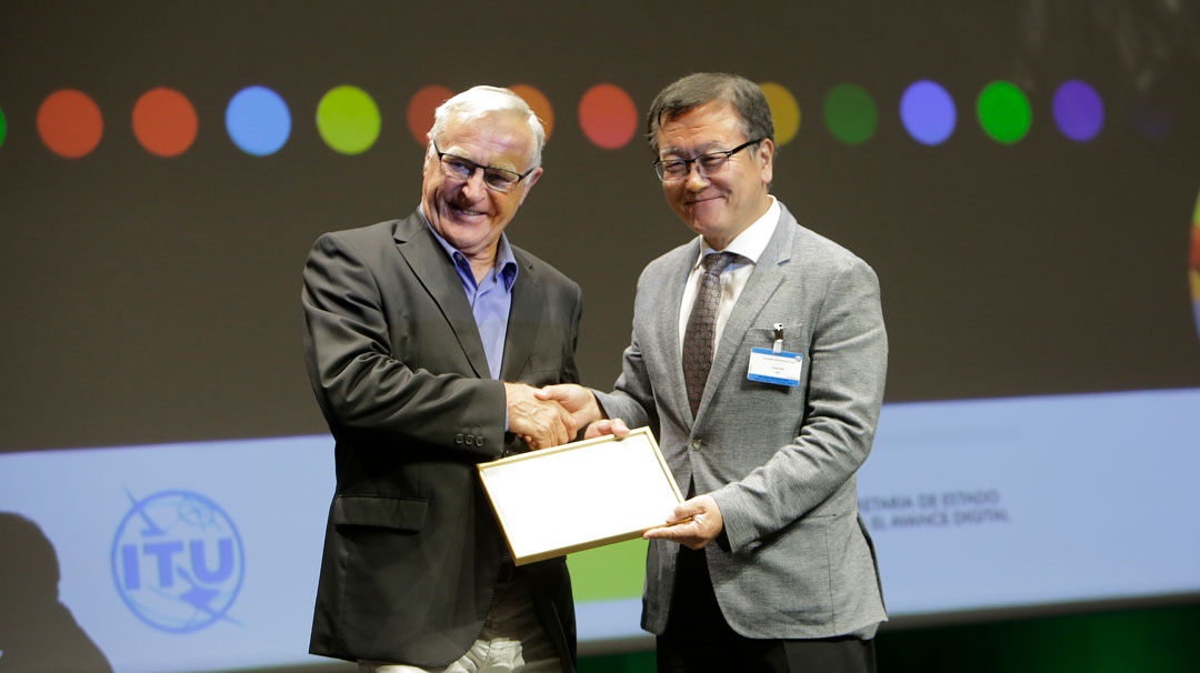 Joan Ribó, alcalde de València, rep el premi de la U4SSC de Chaesub Lee de la ITU